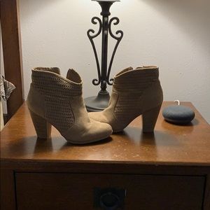a.n.a size 7 memory foam boots